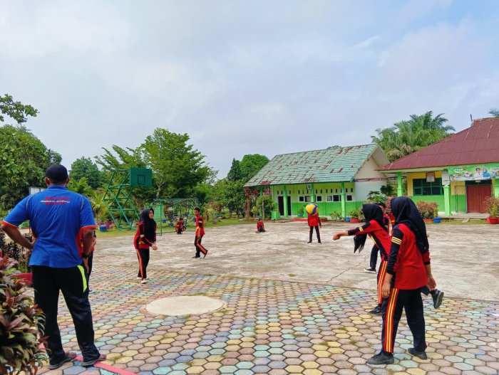 Kelas 8B Bangun Kekompakan di Lapangan Voli Bersama Pak Asep Kelas 8B Bangun Kekompakan di Lapangan Voli Bersama Pak Asep