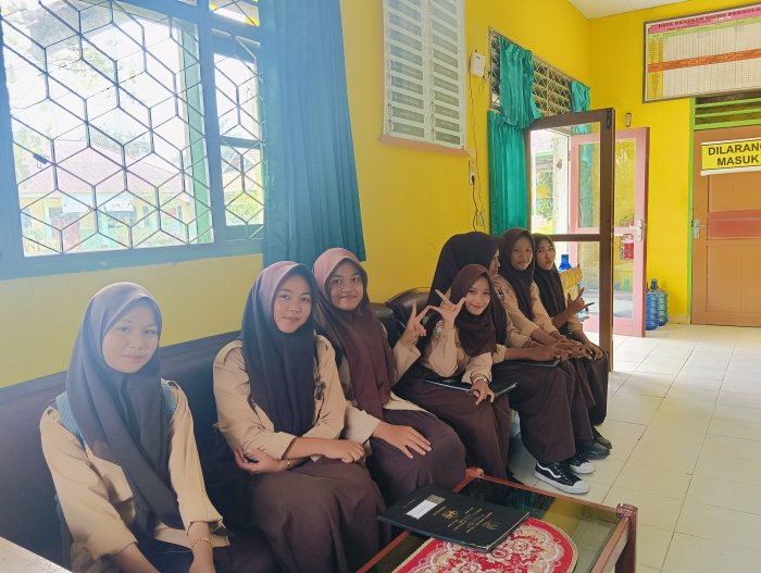 Alumni MTsN 4 Batang Hari Kembali ke Almamater untuk Pengambilan Ijazah dan Cap Tiga Jari