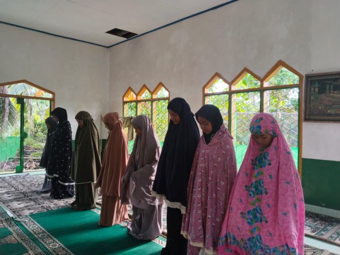 Siswa Kelas 7 Raih Asa, Untaikan Doa dalam Kekhusyukan Salat Dhuha Siswa Kelas 7 Raih Asa, Untaikan Doa dalam Kekhusyukan Salat Dhuha