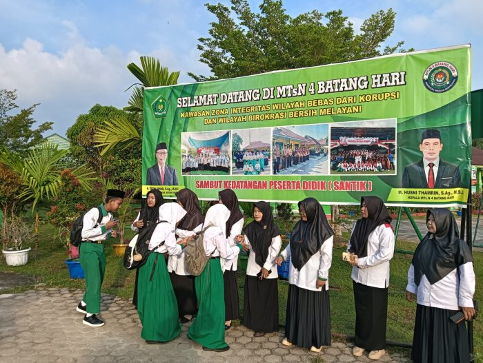 Dengan Langkah Pasti, majelis guru MTsN 4 Batang Hari Sambut Peserta Didik di Pagi Hari Dengan Langkah Pasti, majelis guru MTsN 4 Batang Hari Sambut Peserta Didik di Pagi Hari