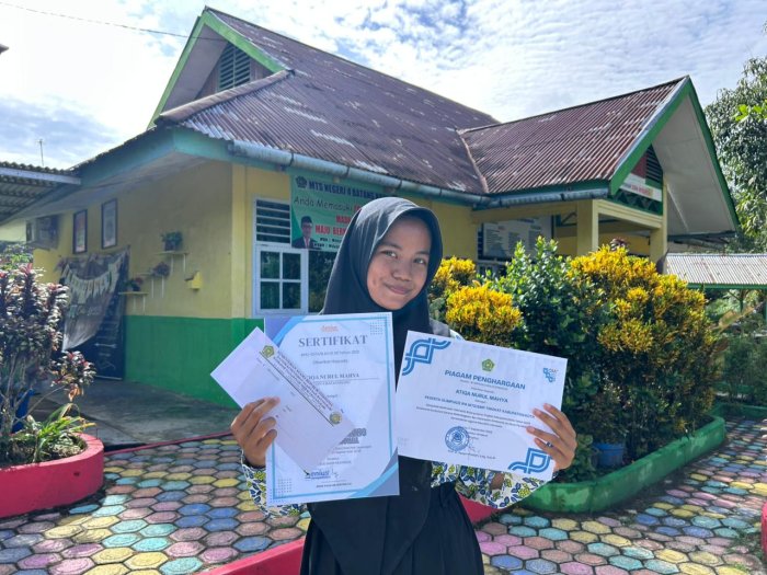 Atiqah Nurul Mahya Terima Dua Piagam Penghargaan dan Hadiah atas Prestasi Medali Emas Nasional Atiqah Nurul Mahya Terima Dua Piagam Penghargaan dan Hadiah atas Prestasi Medali Emas Nasional