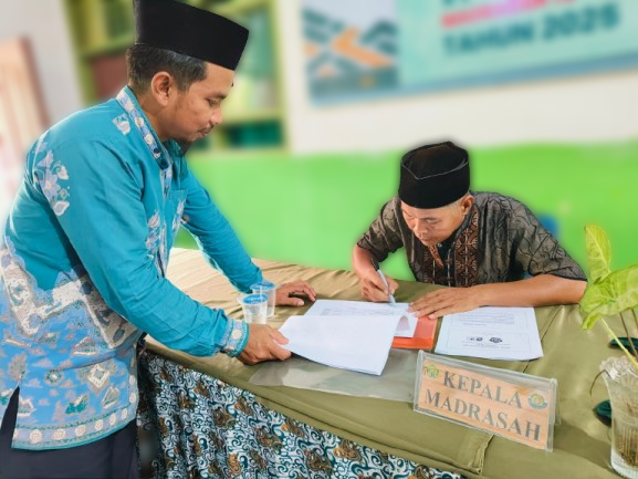 Penandatanganan Dokumen Anggaran Madrasah Oleh Ketua Komite