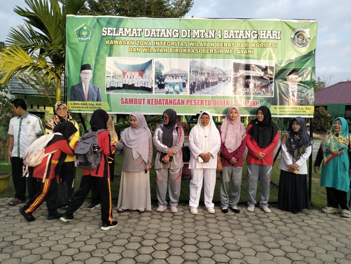 Sambut Peserta Didik Setiap Pagi  Membentuk Kedisiplinan Dari Dini.