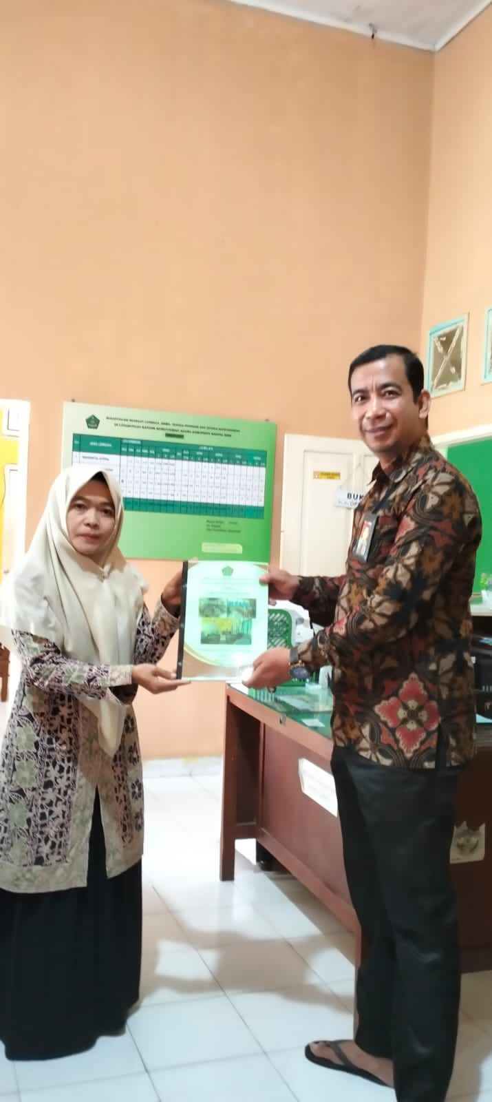 Ketua Panitia Ujian Madrasah Serahkan Laporan Ujian Madrasah Berbasis Komputer Kepada Kasi Penmad Ketua Panitia Ujian Madrasah Serahkan Laporan Ujian Madrasah Berbasis Komputer Kepada Kasi Penmad