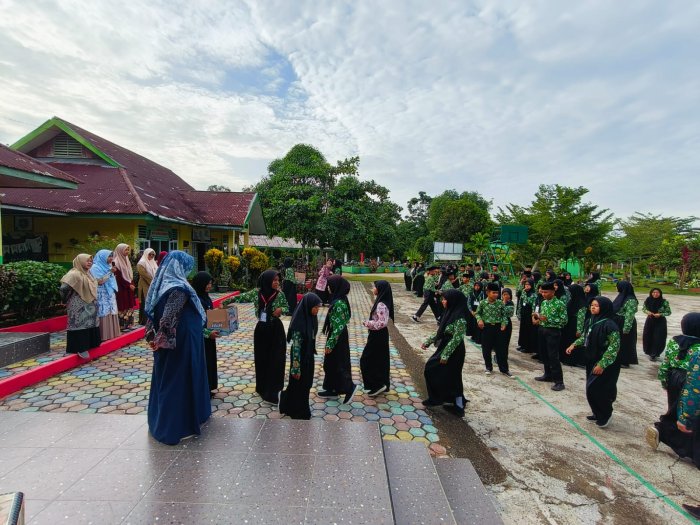 Kegiatan Apel Pagi MTsN 4 Batanghari Siswa Antusias Melakukan Donasi
