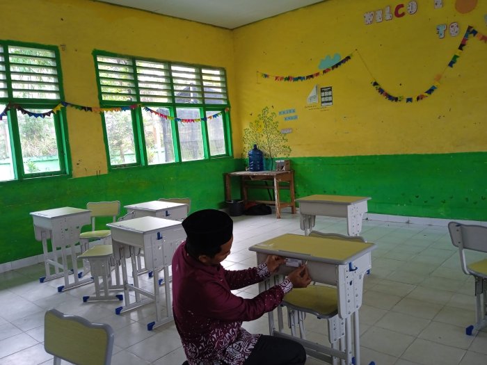 MTsN 4 Batanghari Laksanakan Penomoran BMN Kursi Ruang Kelas Menggunakan Kode QR MTsN 4 Batanghari Laksanakan Penomoran BMN Kursi Ruang Kelas Menggunakan Kode QR