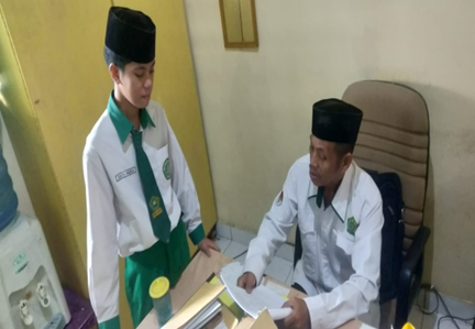 WALI KELAS 9 B MEMBERIKAN PEMBINAAN KEPADA SISWA