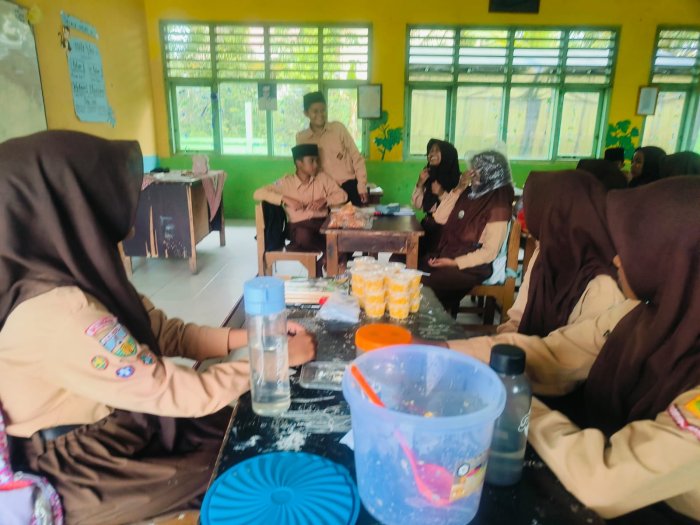 Siswa Kelas VIII A MTsN 4 Batang Hari Praktik Prakarya: Mengolah Serelia, Kacangan menjadi Hidangan lezat