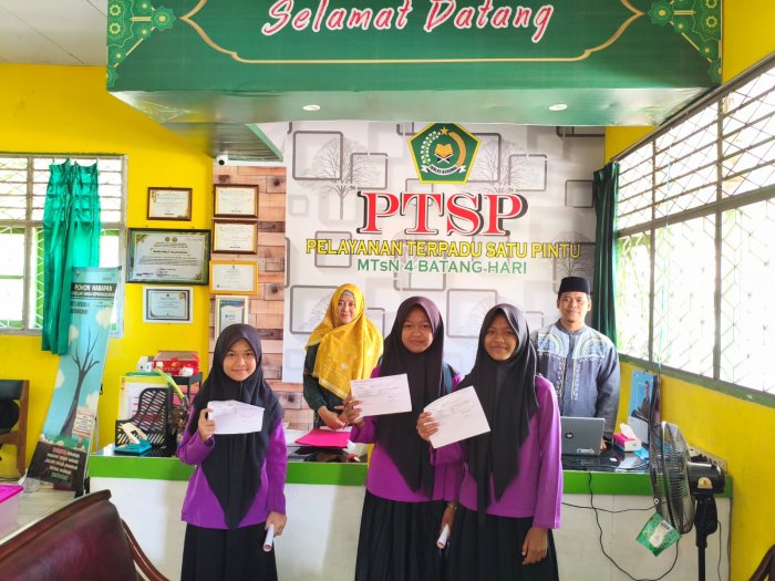 Langkah Awal Menuju Madrasah: Siswi SD Serahkan Formulir PMBM di MTsN 4 Batang Hari Langkah Awal Menuju Madrasah: Siswi SD Serahkan Formulir PMBM di MTsN 4 Batang Hari