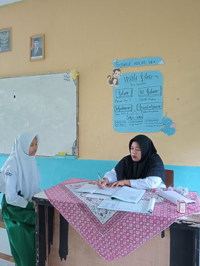 Peserta Didik Kelas 8A Setorkan Hafalan Juz ï¿½Amma pada jam  pelajaran mulok ( BTQ )