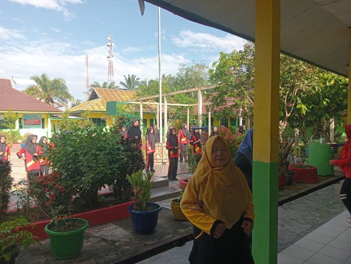 Guru MTsN 4 Batanghari Jadi Role Model Senam Sehat Guru MTsN 4 Batanghari Jadi Role Model Senam Sehat