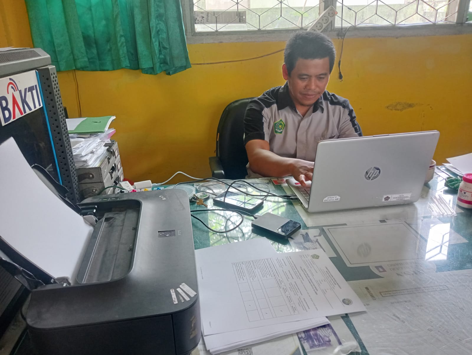 Mencetak RDM P5 RA Kelas IX, Terbantu dengan Tenaga Staf TU. Mencetak RDM P5 RA Kelas IX, Terbantu dengan Tenaga Staf TU.