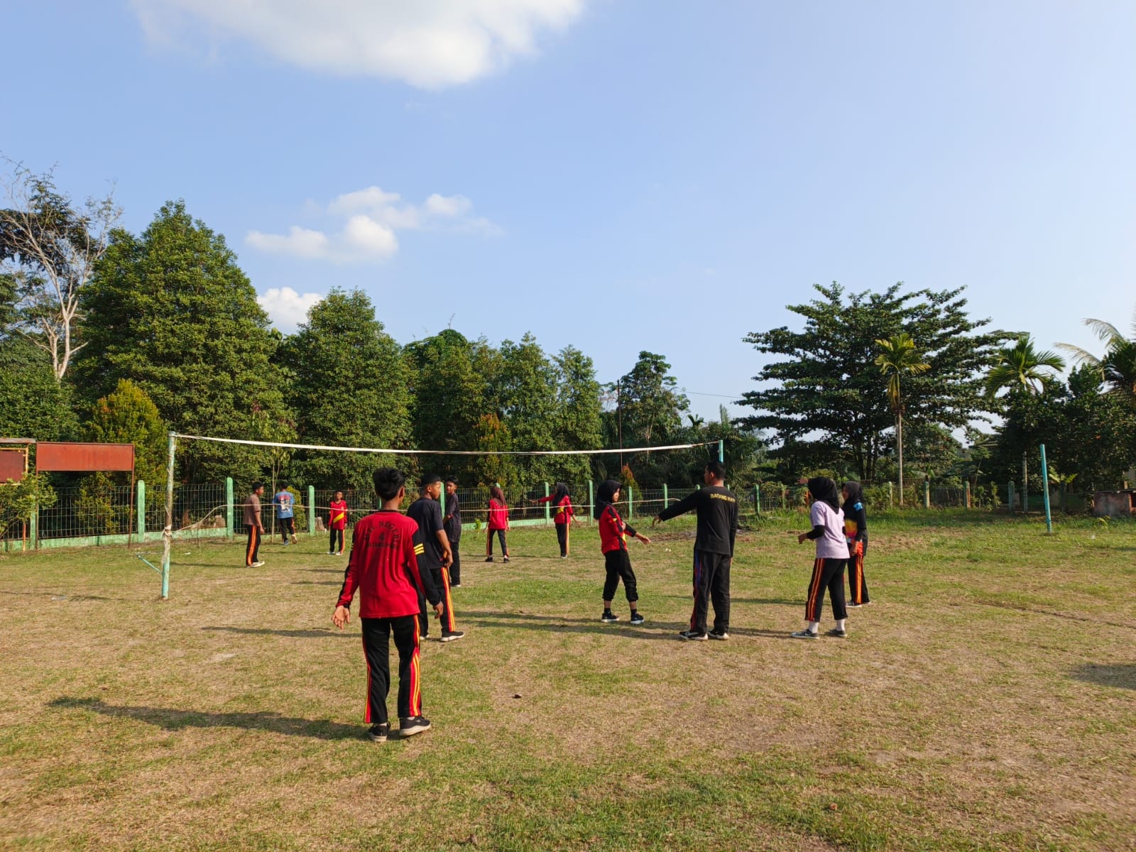 Peserta Didik MTSN 4 Batanghari Melaksanakan Latihan Voli Dalam Kegiatan Ekstrakurikuler Peserta Didik MTSN 4 Batanghari Melaksanakan Latihan Voli Dalam Kegiatan Ekstrakurikuler
