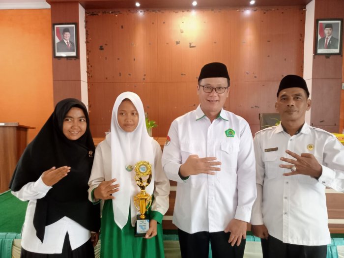Fajariansyah Rahmasari Hadiri Pembagian Piala dan Piagam Juara 3 OMI IPA Tingkat Kabupaten Fajariansyah Rahmasari Hadiri Pembagian Piala dan Piagam Juara 3 OMI IPA Tingkat Kabupaten