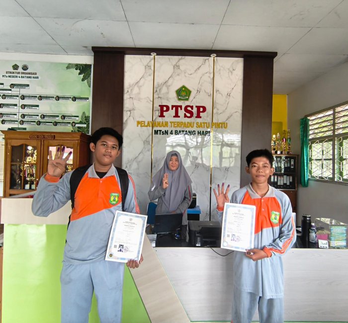 Kembali ke Madrasah, Dua Alumni MTsN 4 Batang Hari Selesaikan Administrasi Ijazah