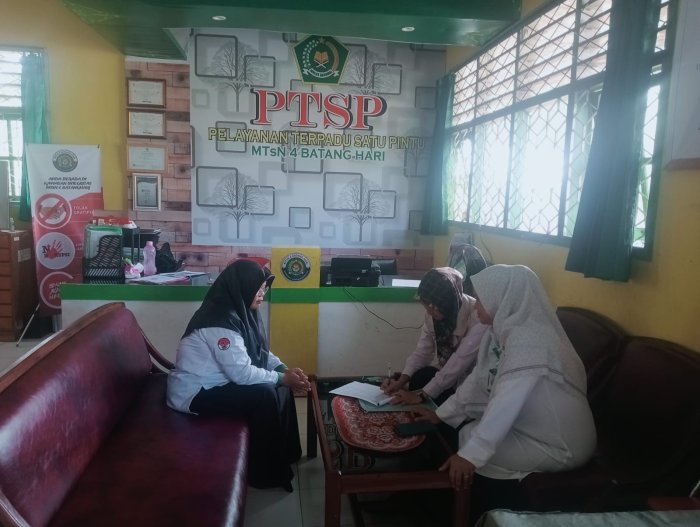 Wakasis MTs Negeri 4 Batanghari Bahas Pentingnya Produk Halal untuk Kantin Madrasah