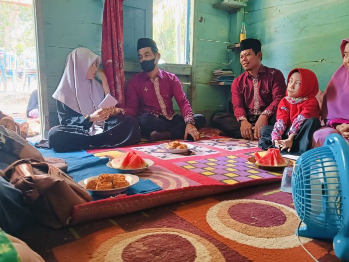 Kepala MTsN 4 Batang Hari Berikan Semangat dan Motivasi kepada Zayna yang Tengah Berduka