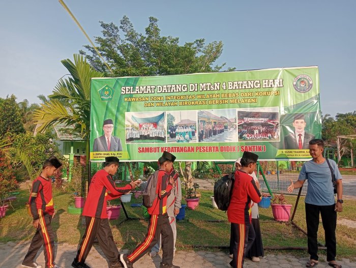MTsN 4 Batanghari Tekankan Disiplin dan Kerapian Siswa