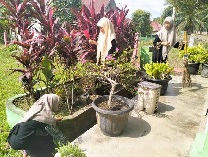 Semangat Kebersamaan, Kelas 7A MTsN 4 Batang Hari Kompak Laksanakan Jumat Bersih Jelang Ramadhan