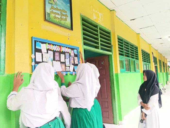Mading 8B Jadi Wadah Ekspresi Positif: Bersama Bu Iqom, Siswa Tunjukkan Semangat Peduli dan Berkarya
