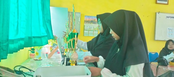 Panitia HUT ke-29 MTsN 4 Batang Hari Siapkan Piala untuk Berbagai Lomba