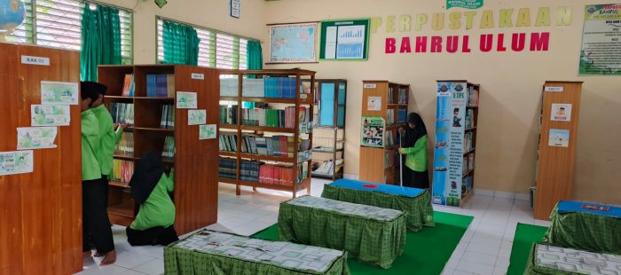 Kelas 7A Melaksanakan Piket di Perpustakaan Bahrul Ulum MTsN 4 Batanghari dengan Rasa Tanggung Jawab yang Tinggi