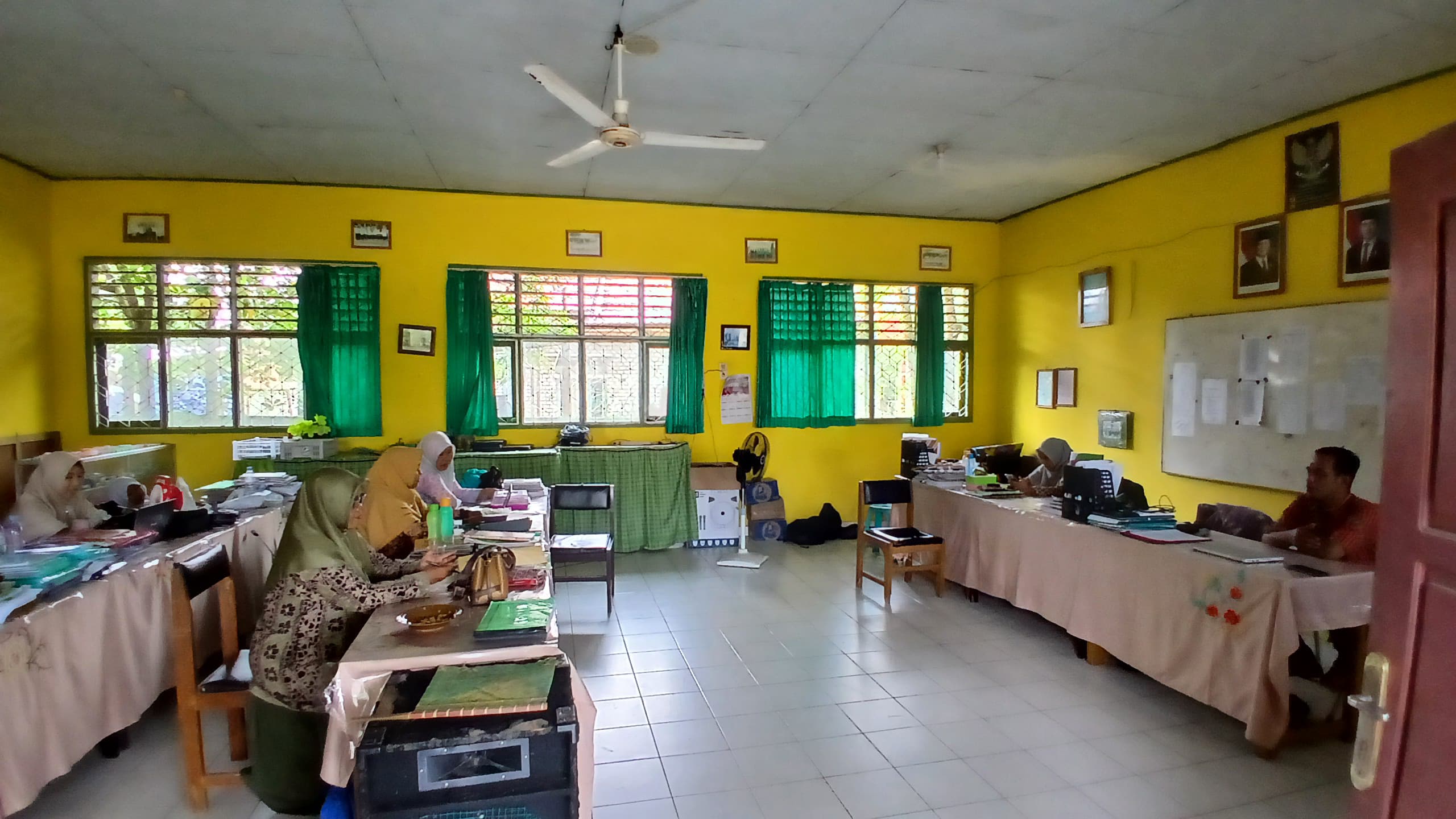 Kepala Madrasah Manfaatkan Waktu Istirahat untuk Pembinaan Guru.