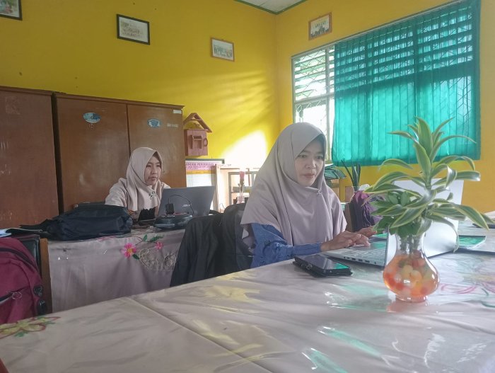 Wali Kelas 7A MTsN 4 Batanghari Lengkapi Nilai dan Data Siswa Wali Kelas 7A MTsN 4 Batanghari Lengkapi Nilai dan Data Siswa