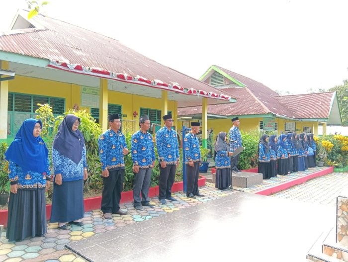 Teguhkan Nilai Kebangsaan, Wakakur MTsN 4 Batang Hari Pimpin Pembacaan Ikrar Kesaktian Pancasila