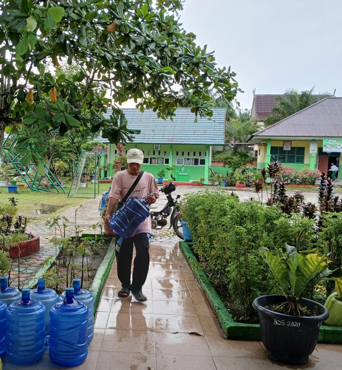 Air Minum Menyapa Kesejukan Siang Setelah Hujan di MTsN 4 Batang Hari