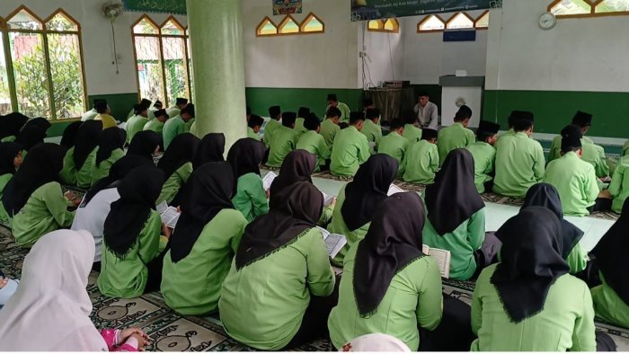 MTsNegeri 4 Batang Hari Gelar Pembacaan Surah Yasin dan Doa Bersama untuk Kesembuhan Mantan Kepala Kemenag Batang Hari