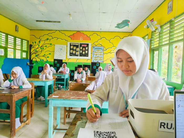 Tertib Tanpa Kendala, Hari Kedua UM MTsN 4 Batang Hari Berjalan Mulus Berbasis Barcode