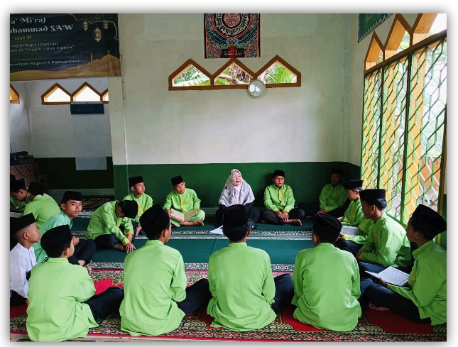 Membimbing dan Menyimak Setor Hafalan Juz 30 Surat An-Naba' di MTsN 4 Batanghari Membimbing dan Menyimak Setor Hafalan Juz 30 Surat An-Naba' di MTsN 4 Batanghari