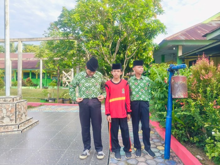 Pembinaan dari Guru Piket dalam rangka menumbuhkan karakter disiplin