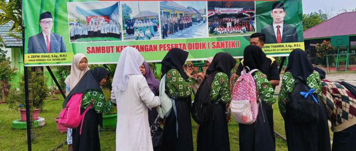 MTsN 4 Batanghari Tetap Semangat Sambut Peserta Didik dengan Ramah di Gerbang Madrasah