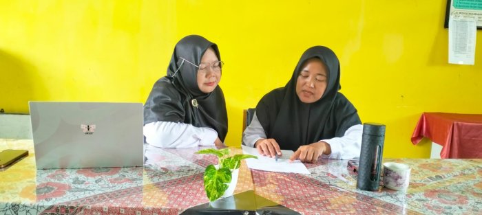 Tingkatkan Profesionalisme, Guru Fiqih MTsN 4 Batang Hari Hartatik Konsultasikan Eviden E-Kinerja dengan Waka Kurikulum