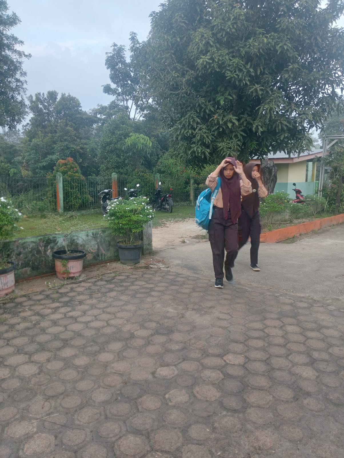 Langkah Kaki Menggapai Impian, Siswi MTsN 4 Batanghari. Langkah Kaki Menggapai Impian, Siswi MTsN 4 Batanghari.