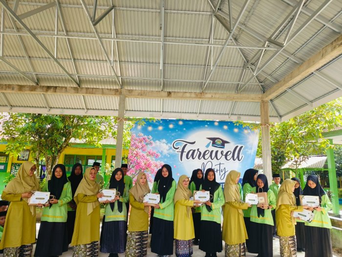 Apresiasi Prestasi Siswa MTsN 4 Batang Hari Terima Reward dan Piagam Penghargaan Apresiasi Prestasi Siswa MTsN 4 Batang Hari Terima Reward dan Piagam Penghargaan