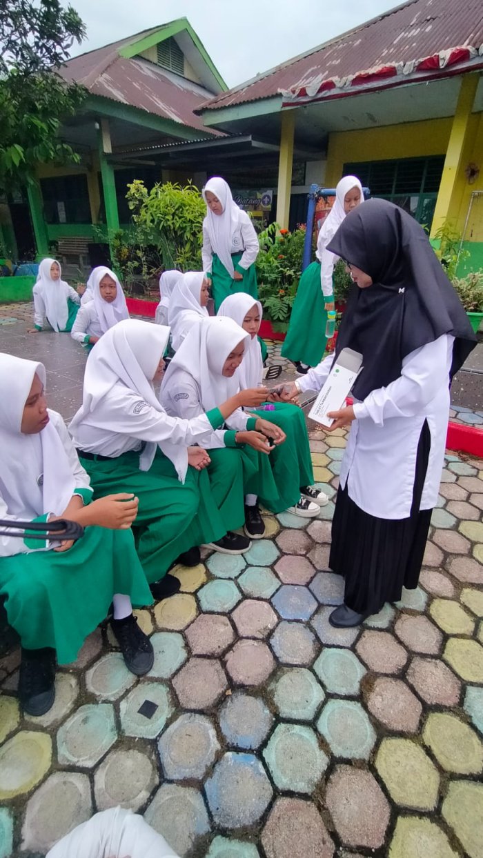 Langkah Cerdas Cegah Anemia: Pembina UKS/M Bagikan Tablet Tambah Darah ke Siswi MTsN 4 Batang Hari Langkah Cerdas Cegah Anemia: Pembina UKS/M Bagikan Tablet Tambah Darah ke Siswi MTsN 4 Batang Hari
