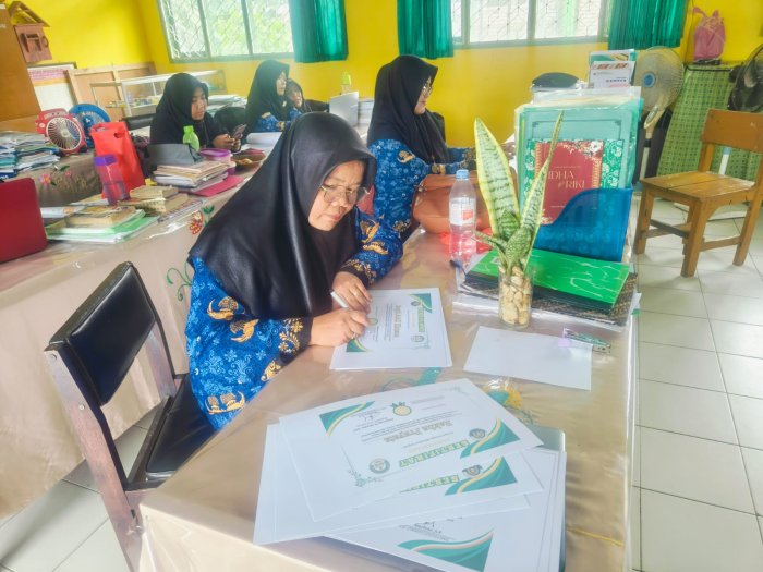 Semangat Wakasis MTsN 4 Batang Hari dalam Menjalankan Tugas dengan Penuh Dedikasi