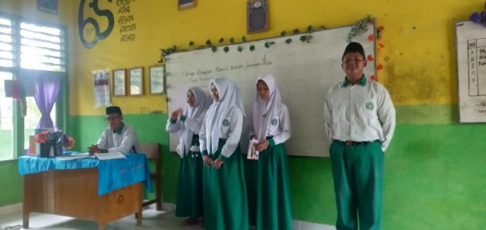 Semangat dan Tertib Siswa kelas 9 A Lakukan Diskusi Kelompok Pro dan Kontra Penggunaan HP bagi Pelajar