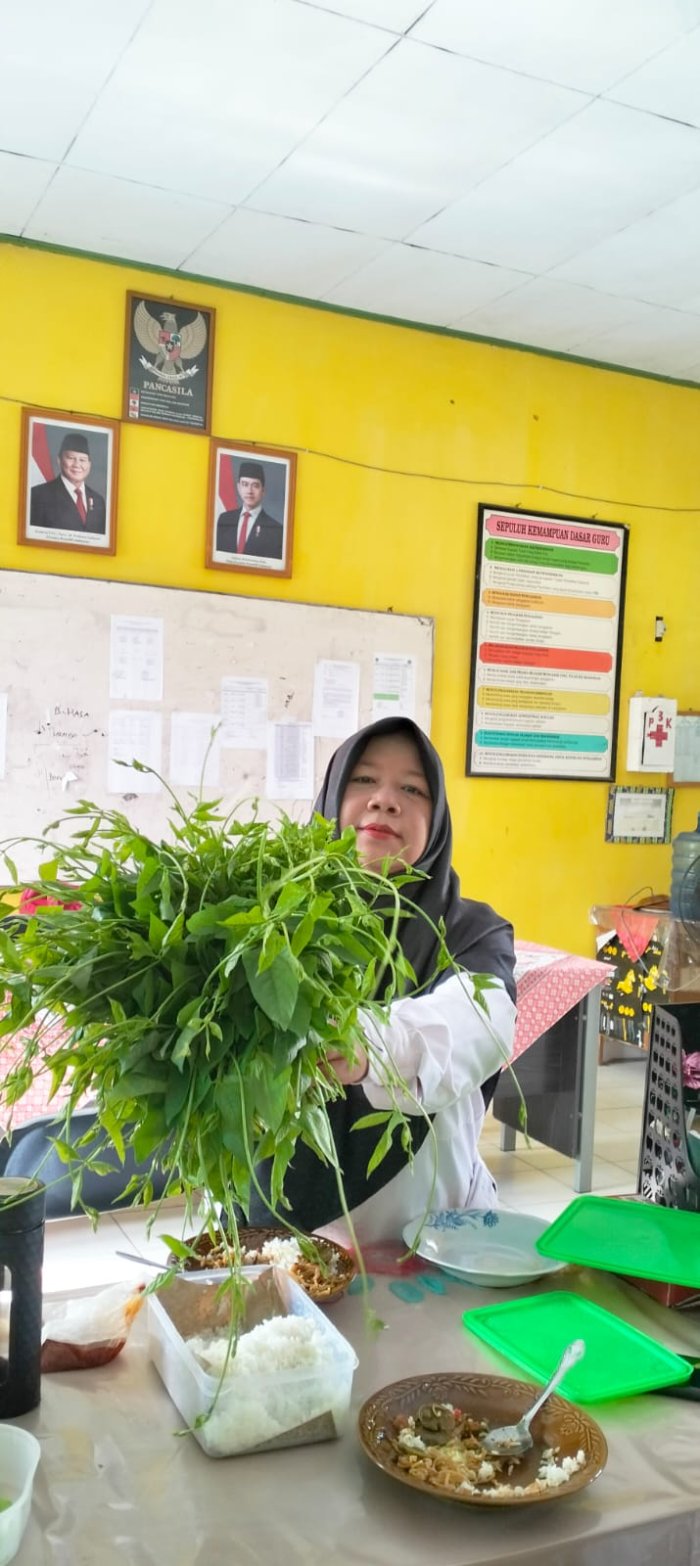 PANEN DAUN KACANG PANJANG DI LAHAN KITELA MTsN 4 BATANG HARI: SAYURAN ALTERNATIF YANG MENJANJIKAN