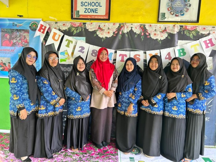 Dosen UNISBA  Ibu Fitri, Jalin Silaturahim dan Pameteri LDKS di MTsN 4 Batanghari