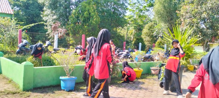 Kerja Ringan, Hati Gembira: Kelas VII Bergotong Royong di halaman MTsN 4 Batang Hari