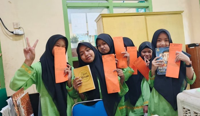 Gemar Membaca Sejak Dini, Murid Kelas 7 Antusias Pinjam Buku di Perpustakaan Bahrul Ulum Gemar Membaca Sejak Dini, Murid Kelas 7 Antusias Pinjam Buku di Perpustakaan Bahrul Ulum