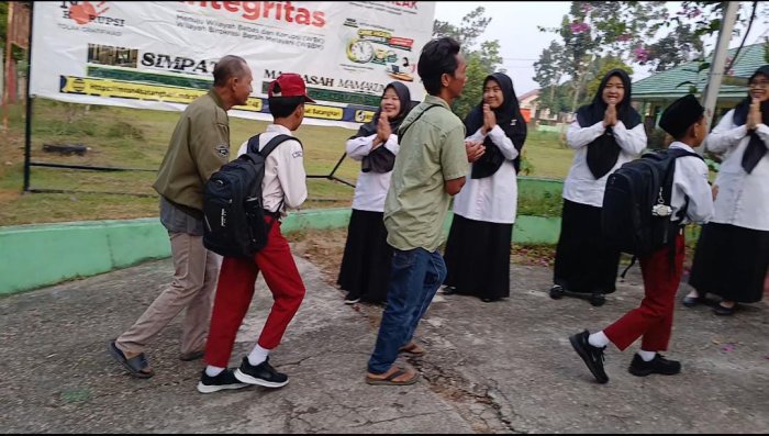 GAMAS Warnai Hari Pertama Masuk Madrasah, MTsN 4 Batang Hari Sambut Murid Baru dengan Penuh Kehangatan