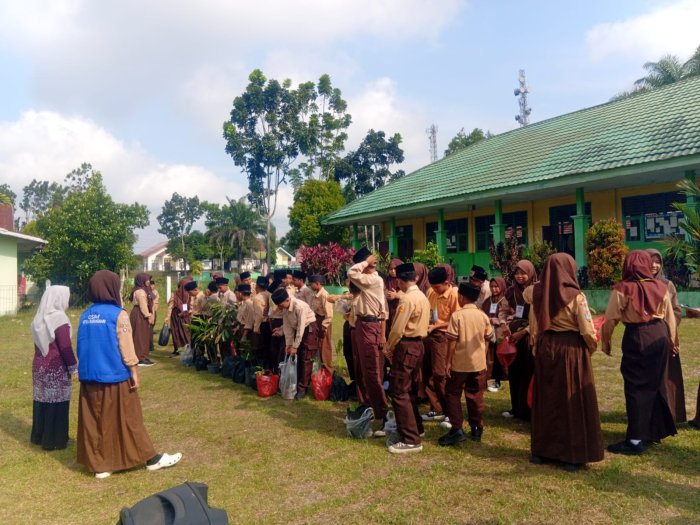 Peduli Lingkungan Sejak Dini, Peserta MATAMUDA MTsN 4 Batang Hari Lakukan Penanaman Pohon Buah dan Tanaman Obat