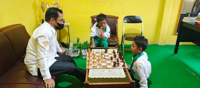 Asah Strategi dan Konsentrasi, Murid MTsN 4 Batang Hari Antusias Bermain Catur Bersama Kepala Madrasah Asah Strategi dan Konsentrasi, Murid MTsN 4 Batang Hari Antusias Bermain Catur Bersama Kepala Madrasah