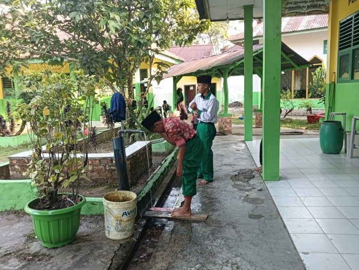 Tenangkan Hati dan Pikiran dengan Air Wudhu, Awali Pelaksanaan Shalat Dhuha di MTsN 4 Batang Hari