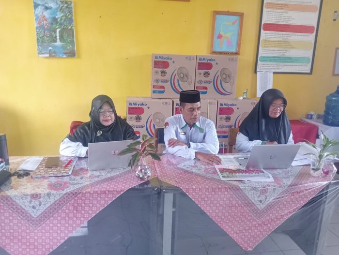 Dua Wakil Kepala MTsNegeri 4 Batanghari Mendapat Bimbingan dalam Pemantapan Dokumen PKKM